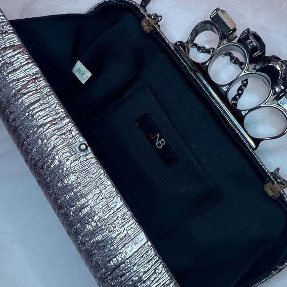 JNB Silver 4 finger skull silver studded skull clutch w removable chain mel11167 - Picture 4 of 4